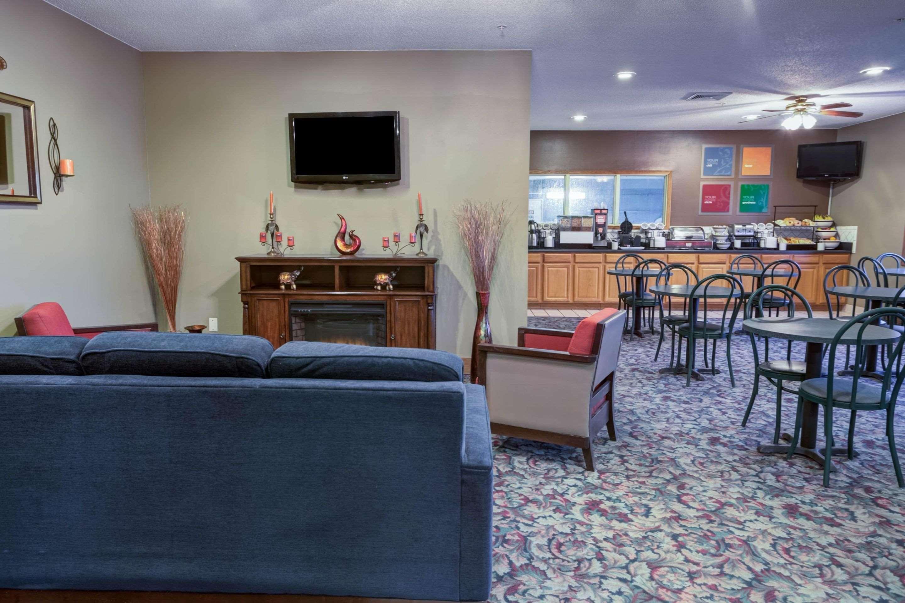 Comfort Inn Muscatine Near Hwy 61 Exterior photo