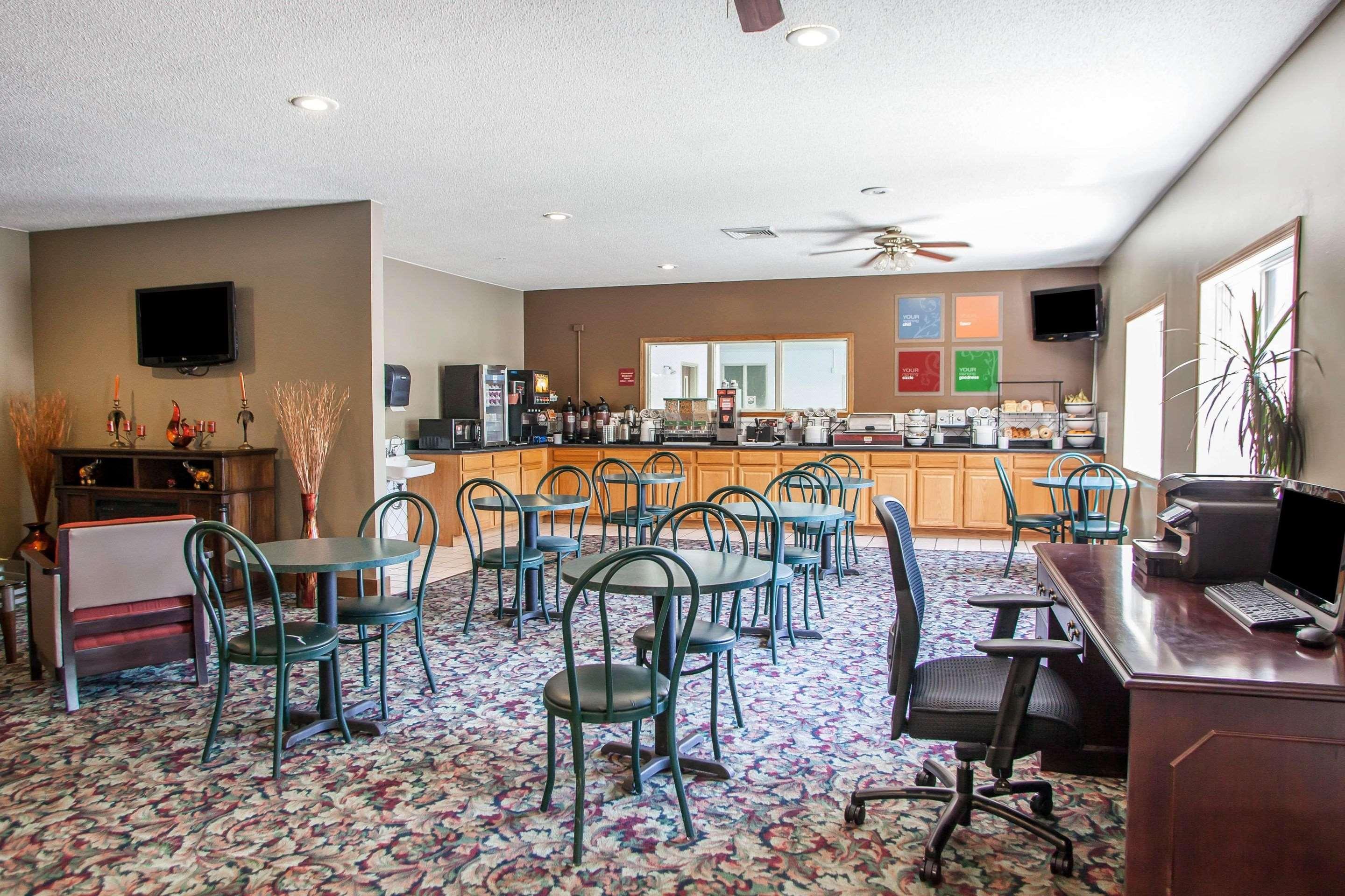 Comfort Inn Muscatine Near Hwy 61 Exterior photo